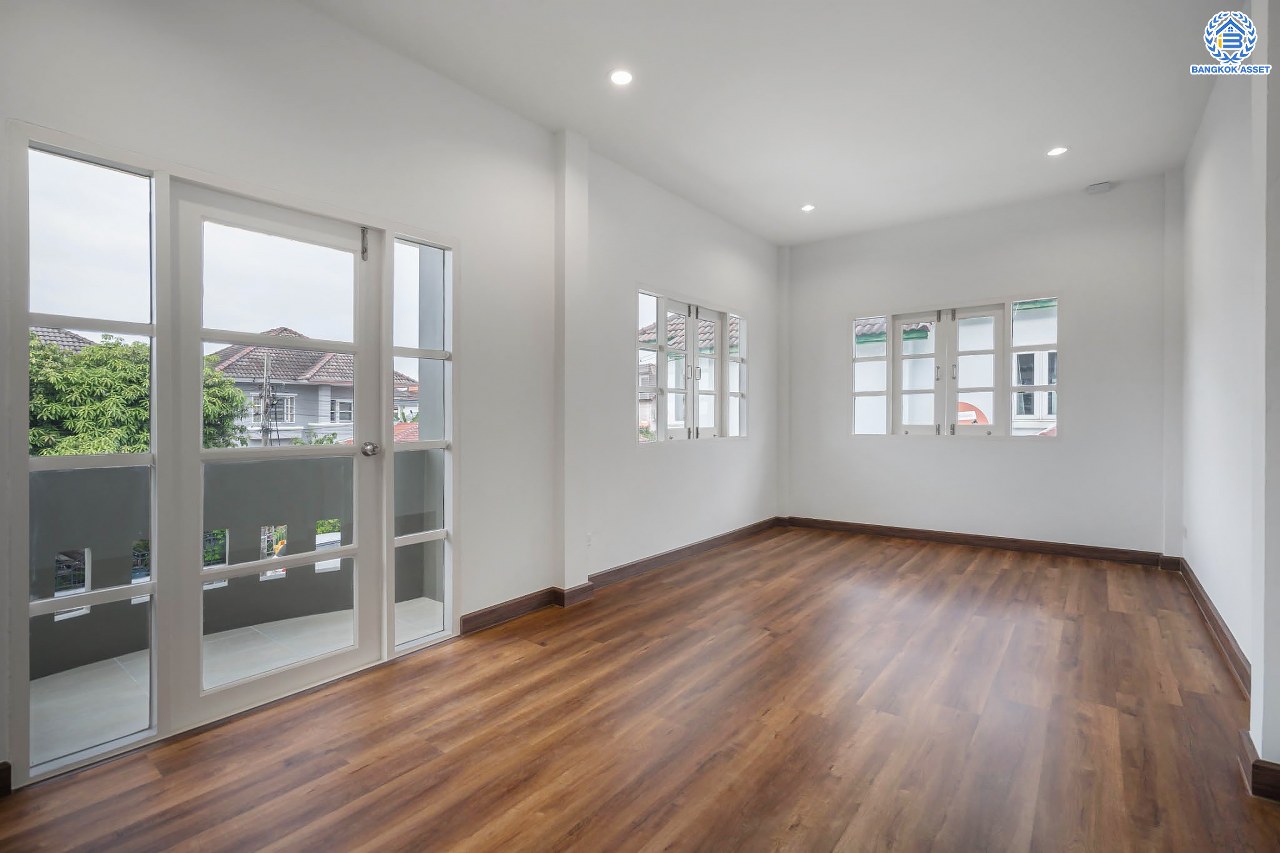 บ้านมือสองตกแต่งใหม่ โครงการ ประดับดาว2 ท่าอิฐ ตกแต่งครบครัน พร้อมอยู่ เนื้อที่ 57 ตร.ว. ฟังก์ชัน 3 ห้องนอน 2 ห้องน้ำ พร้อมห้องอเนกประสงค์ชั้นล่าง 1 ห้อง พื้นที่ใช้สอยกว้างขวาง บนทำเลที่ดีที่สุด เชื่อมต่อได้หลายเส้นทาง ใกล้รถไฟฟ้าสายสีม่วง "สถานีบางรักน้อยท่าอิฐ"